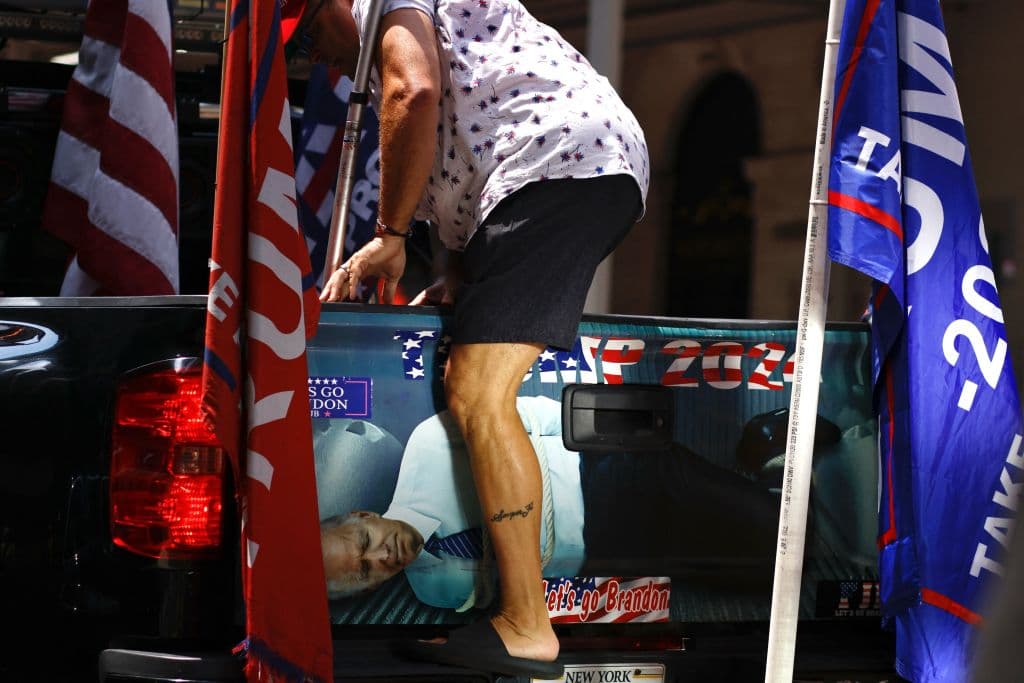 <b><a href="https://www.univision.com/noticias/elecciones-en-estados-unidos-2024/piden-calma-luego-de-que-el-atentado-contra-trump-arrecio-la-violencia-politica-en-eeuu-trump-rally-shooter" target="_blank">El presidente demócrata Joe Biden</a></b> dijo que el atentado contra Trump debía ser 
<b>condenado por todos</b>. Para los seguidores de Trump, es inconcebible que alguien hubiese estado tan cerca de arrebatarle la vida, poniendo en tela de juicio la actuación de las más altas autoridades.