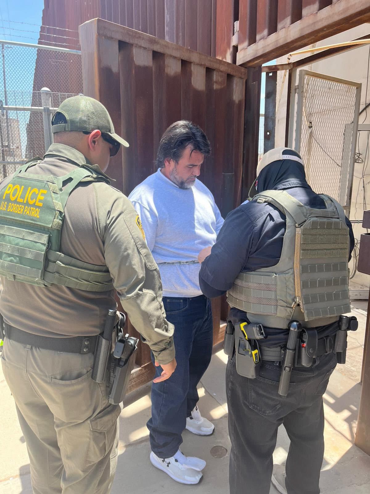 Las autoridades indican que 
<b>en EEUU se le acusa de varios delitos graves, pero fue enviado a México a cumplir una orden de arresto</b> que tenía pendiente.