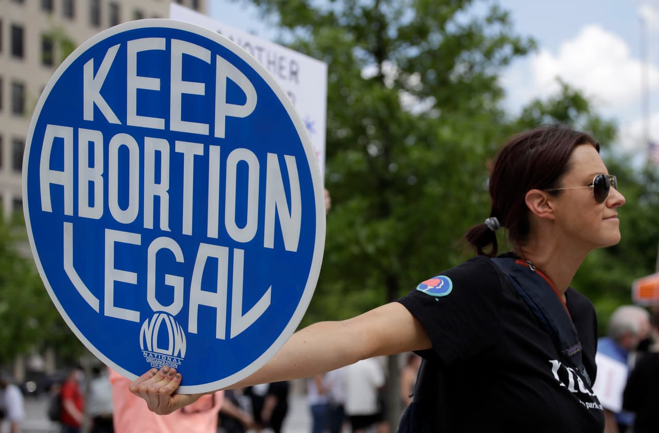 Una manifestante por el derecho al aborto sostiene un cartel durante una concentración el 14 de mayo de 2022, en Chattanooga, Tennessee.