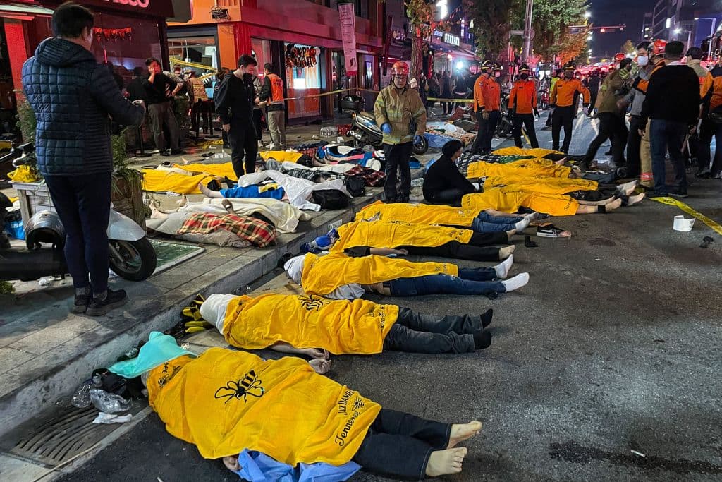 "El elevado número de víctimas se debió a que muchos fueron pisoteados durante el evento de Halloween", dijo Choi, quien añadió que el número de muertos podría aumentar. 
<br>
<br>
<b>Mira también:</b> 
<b><a href="https://www.univision.com/noticias/mundo/estampidas-mortales-festivales-conciertos-mundo-fotos">En fotos: estampidas mortales en conciertos y festivales del mundo.</a></b>