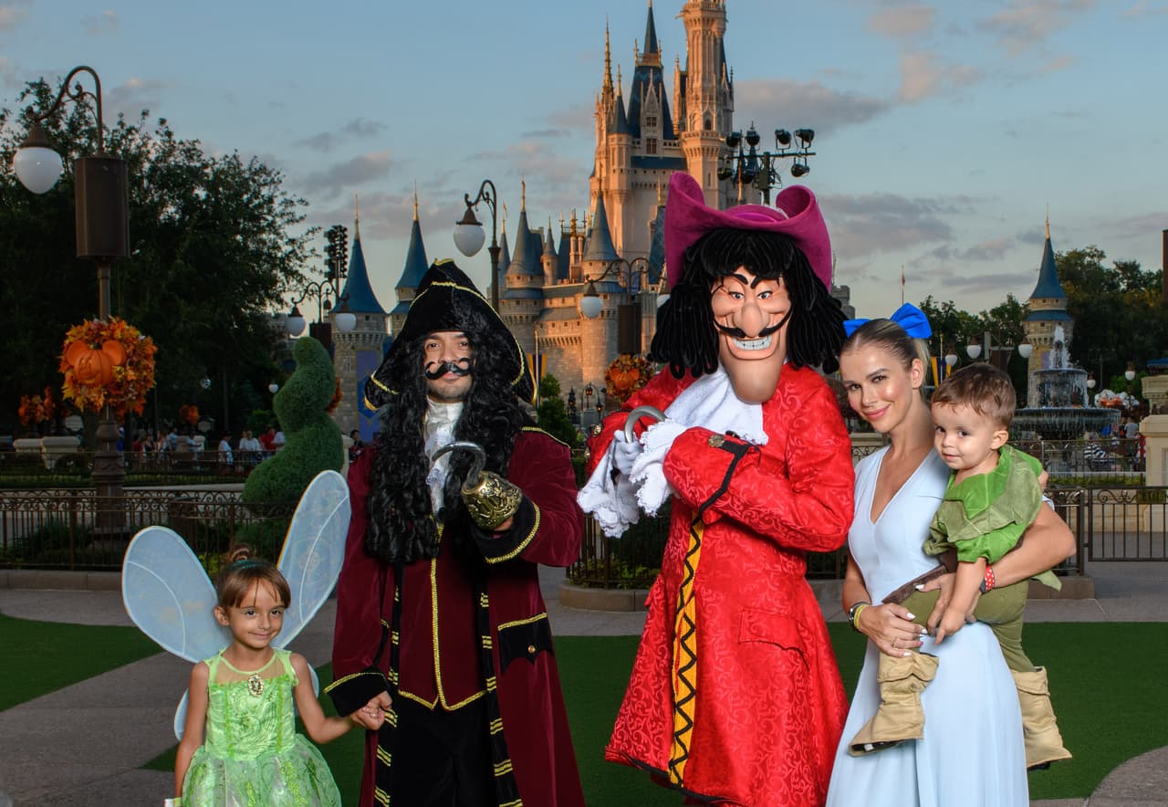 Y, si son fans de Disney, ¿por qué no ir como los personajes de ‘Peter Pan’, como lo hizo Luis Fonsi en el 2018?
