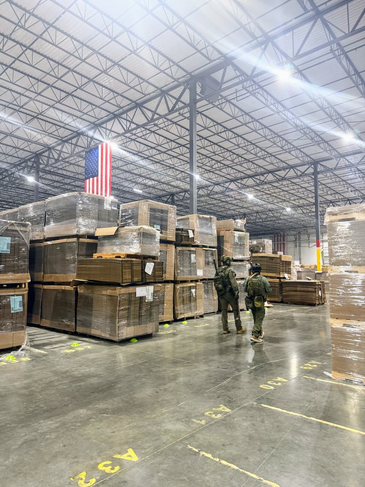 La mañana de este miércoles 26 de marzo
<b> se reportó <a href="https://www.univision.com/local/atlanta-wuvg/operativo-federal-fabrica-pisos-wellmade-georgia" target="_blank">una fuerte presencia policial</a> en la fábrica de pisos Wellmade Industries</b> en Cartersville, Georgia. En el lugar se vieron tanques, decenas de agentes del FBI y Seguridad Nacional (HSI).
<br>
<br>Durante la mañana 
<b>se reportó que la fábrica incluso había sido cerrada. </b>
<br>
<br>La preocupación entre la comunidad inmigrante surgió tras reportes que sugerían que podría ser una redada de ICE. 
<br>