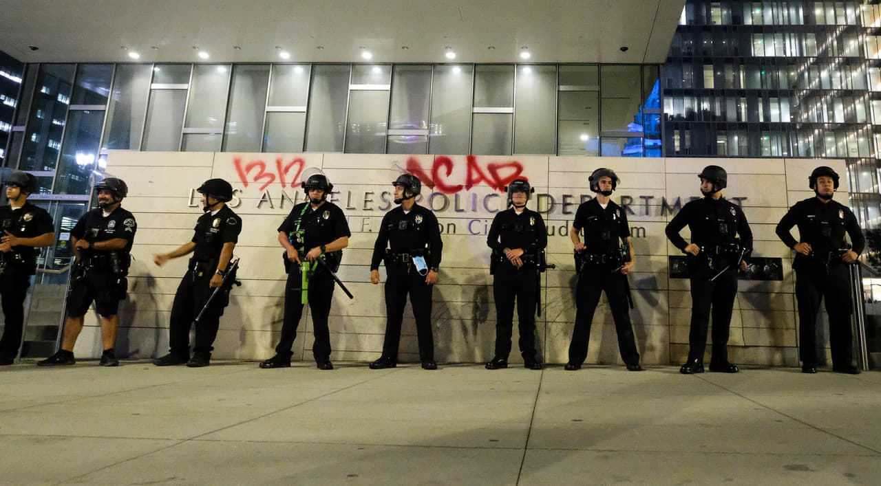 Las paredes de sede del Departamento de la Policía de Los Ángeles fue vandalizada y debió ser custodiada para evitar mayores destrozos al edificio.