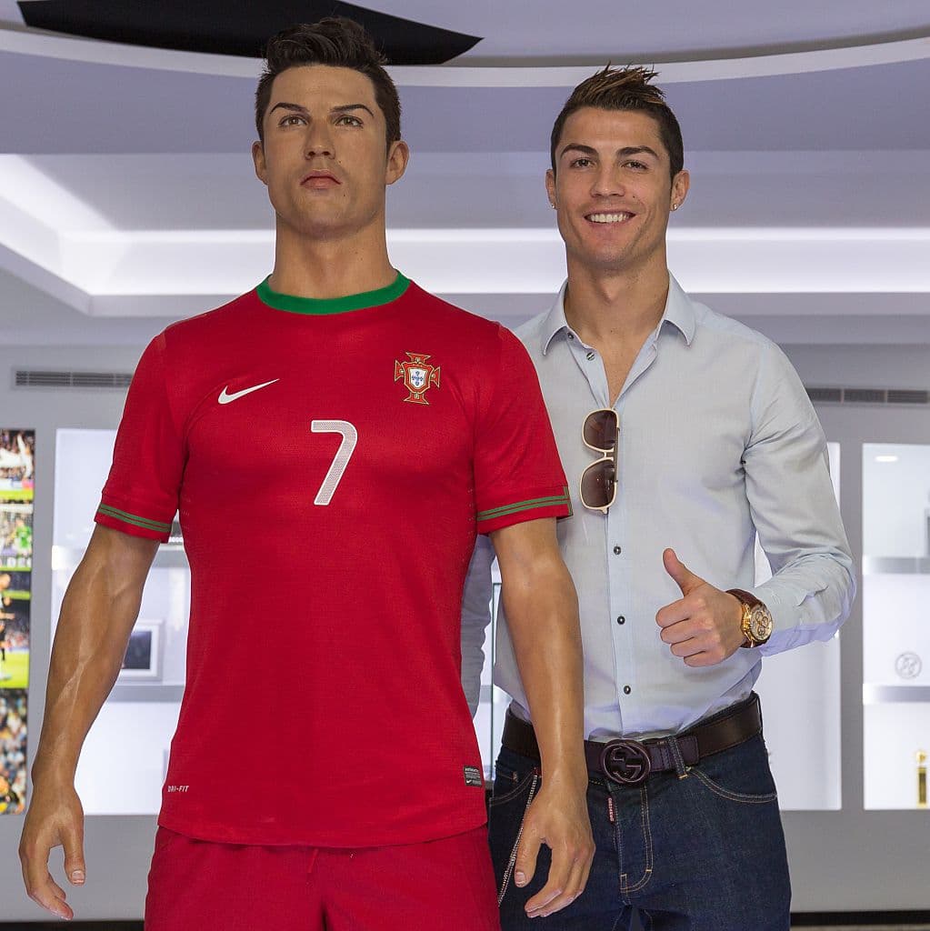 Hay otros a los que sí les gusta y se toman fotos junto a ella (incluso el mismísimo CR7 ha posado). Esta se encuentra en el museo dedicado al pambolero portugués, ubicado en su ciudad natal, Funchal, en la isla de Madeira.