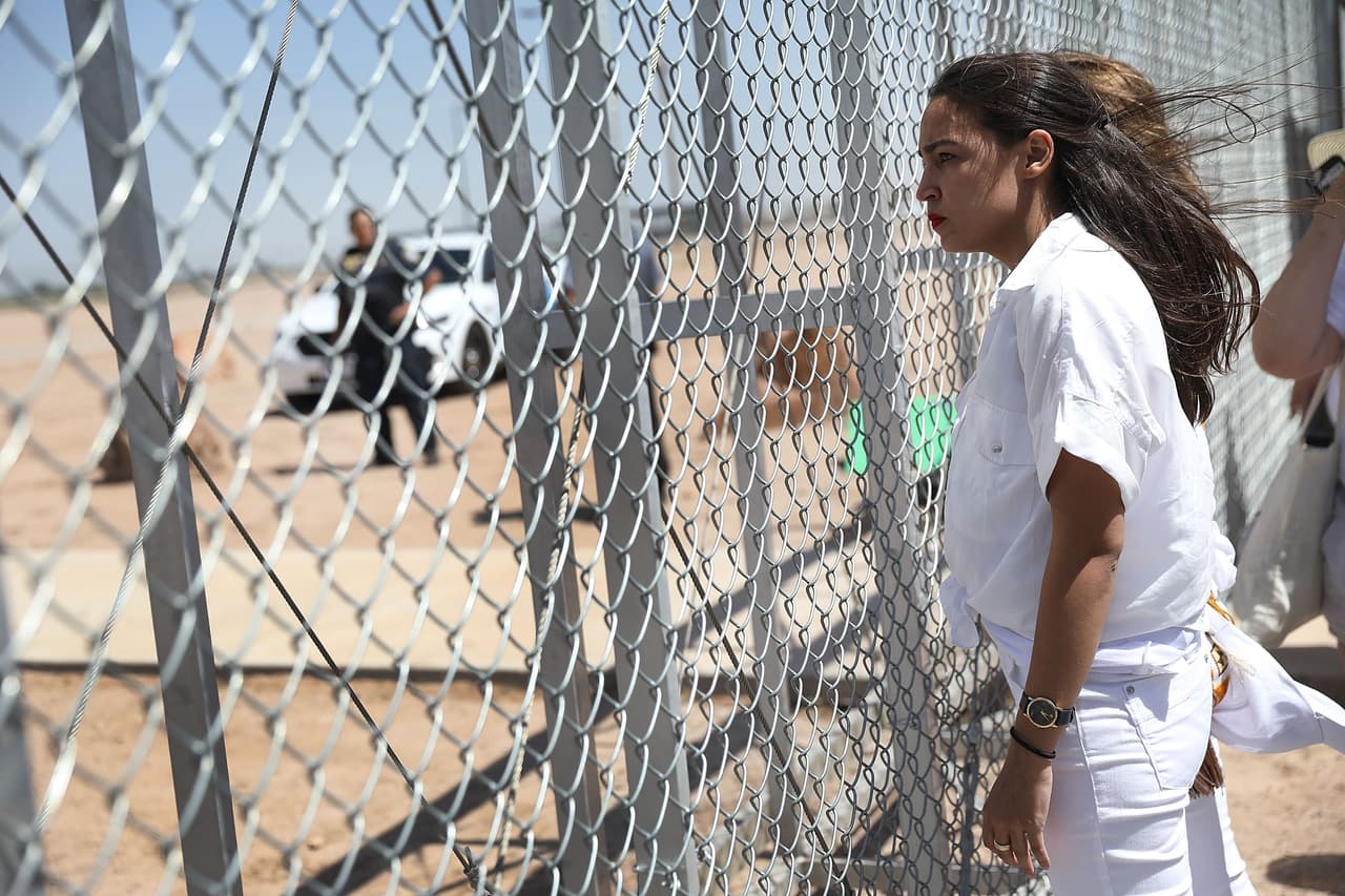 “Entrar en la política no estaba en los planes”, dice en su video promocional esta joven de 28 años, quien nunca ha ejercido un cargo público y que se define como “niuyorrican”, hija de madre puertorriqueña y su padre nació en El Bronx. En la fotografía durante la protesta contra la separación familiar en Tornillo, Texas.