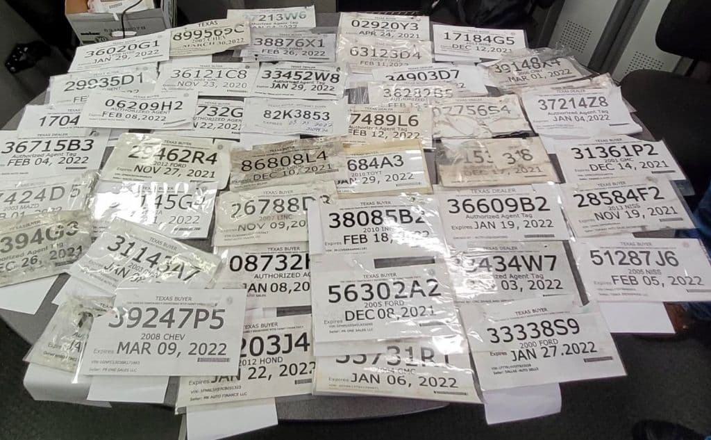 Unas 42 placas de papel falsas fueron incautadas en un operativo en Dallas