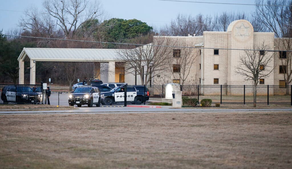 Rabino relata dramático escape de sinagoga en Texas: le lanzó una silla al atacante y salió corriendo