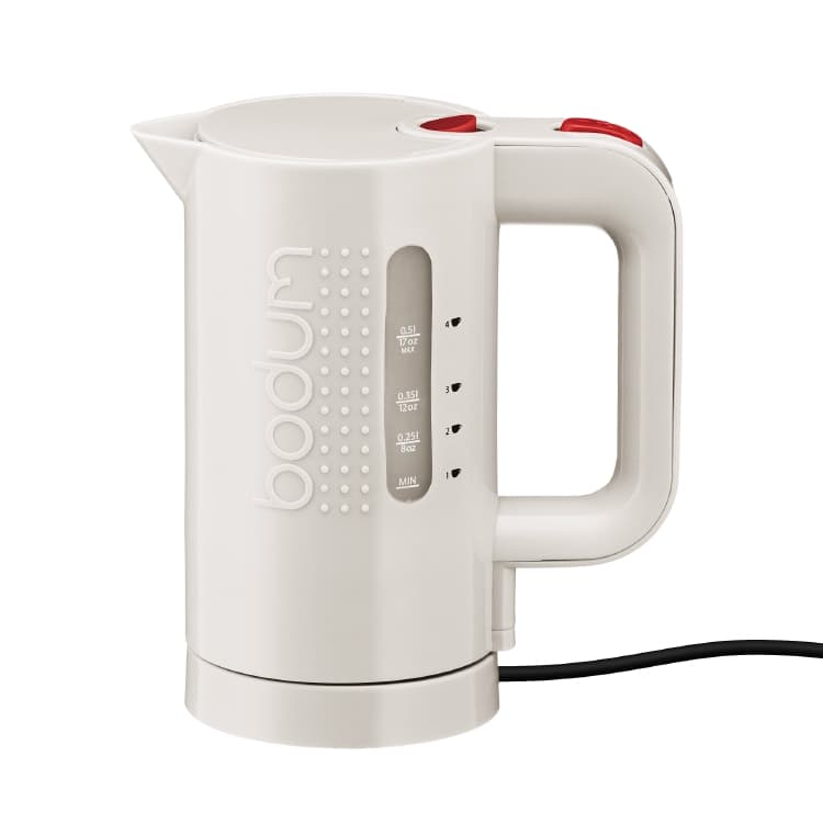<b>Kettle eléctrico: </b>hervir el agua es una de las tareas más sencillas de la cocina y con estos aparatos eléctricos es todavía más. Hierven el agua en minutos, se apagan automáticamente y, en algunos casos, puedes regular la temperatura del agua para preparar café o té. 
<b><a href="http://www.bodum.com/us/en-us/">Bodum</a></b> | $24.99 dólares