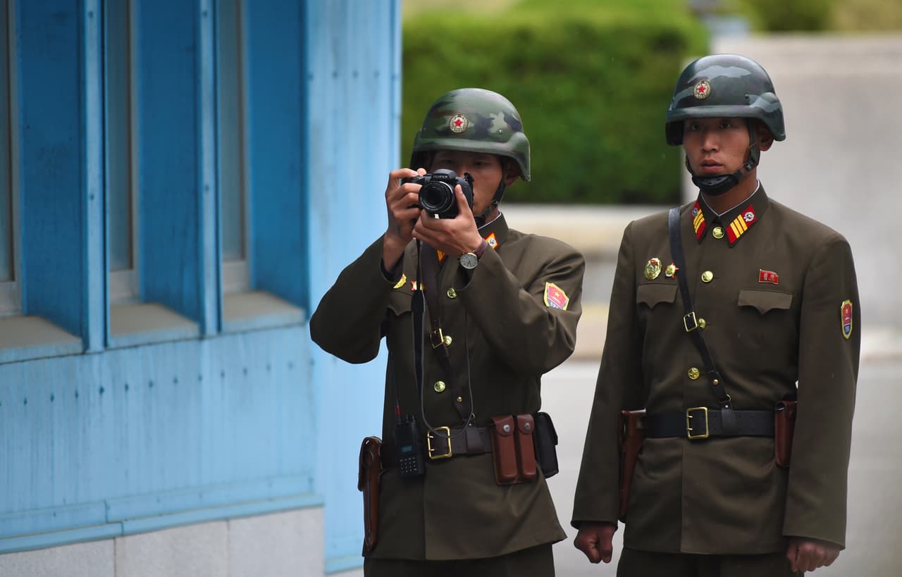 Pence enfatizó que Washington quiere seguridad "por medios pacíficos, mediante negociaciones. Pero todas las opciones están sobre la mesa y seguimos al lado del pueblo de Corea del Sur", dijo en rueda de prensa tras visitar el enclave.