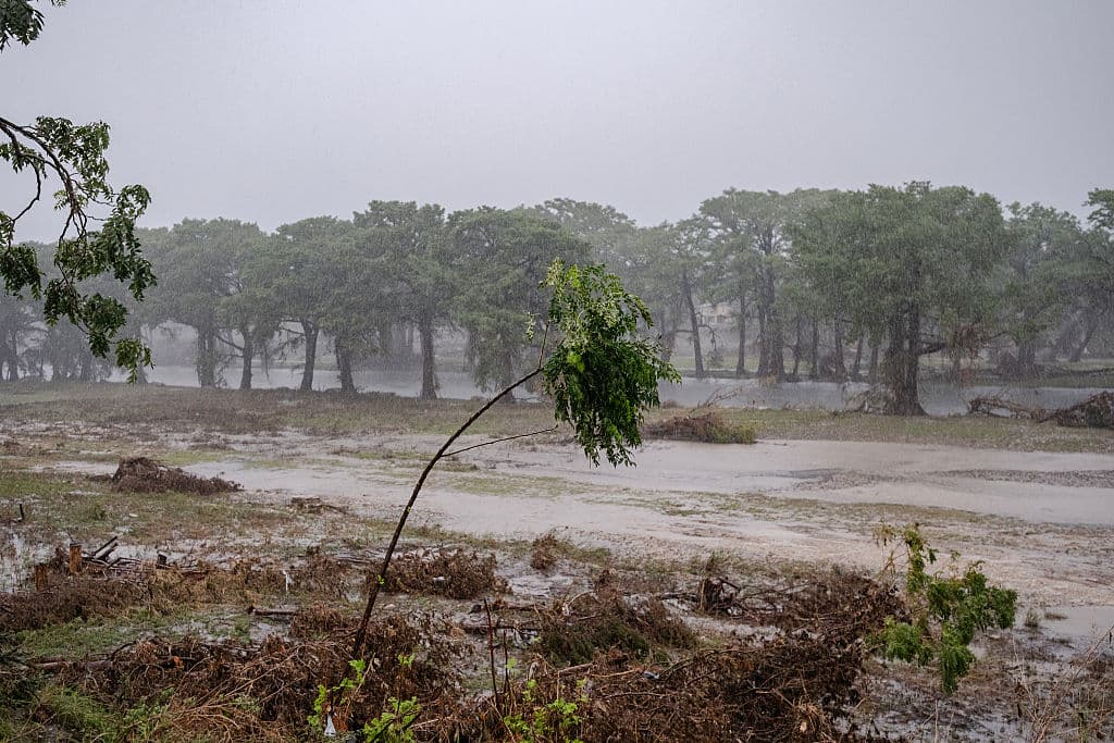 Hasta las 7:00 de la noche, del domingo 13 de julio, residentes en Kerrville, Comfort, Ingram, Hunt, Mountain Home, Waltonia, Harper y Cypress Creek están bajo alerta de posibles inundaciones. Los operativos de búsqueda de víctimas de las inundaciones del 4 de julio, se reanudarían el lunes, dependiendo de las condiciones del río Guadalupe.