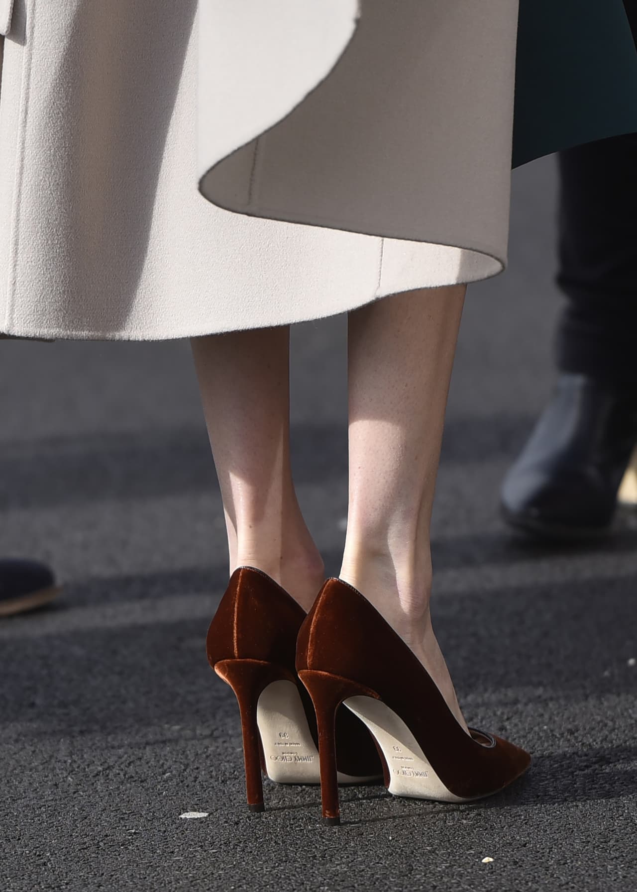 <b>23 de marzo, 2018</b>
<br>A pesar de las bajas temperaturas, Meghan continuó con su estilo de 
<b><a href="https://www.univision.com/entretenimiento/realeza/las-fotos-que-demuestran-que-a-meghan-markle-no-es-fan-de-las-medias-fotos">no usar medias</a></b>.