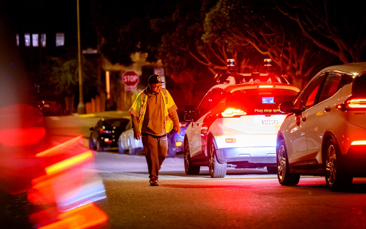 Según un informe del Departamento de Bomberos de San Francisco, el pasado 14 de agosto,
<b> dos vehículos autónomos Cruise sin conductor obstaculizaron una calle en la ciudad</b>, generando un significativo 
<b>retraso en los esfuerzos de una ambulancia que se dirigía a toda prisa para transportar a un peatón gravemente herido </b>a un hospital cercano.
<br>