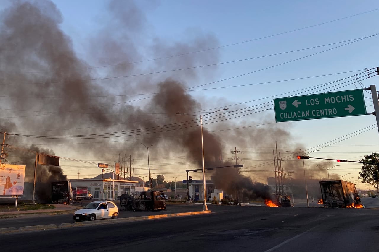 Los enfrentamientos del jueves hicieron temer que se 
<a href="https://www.univision.com/noticias/narcotrafico/mas-violencia-y-sin-orden-de-arresto-en-que-quedo-el-fallido-operativo-en-mexico-para-capturar-a-ovidio-guzman-el-hijo-de-el-chapo">tratara de otro “culiacanazo”,</a> el operativo que ocurrió en el 2019 en el que se detuvo a Guzmán pero luego fue dejado en libertad tras la violencia desatada por el Cartel de Sinaloa.