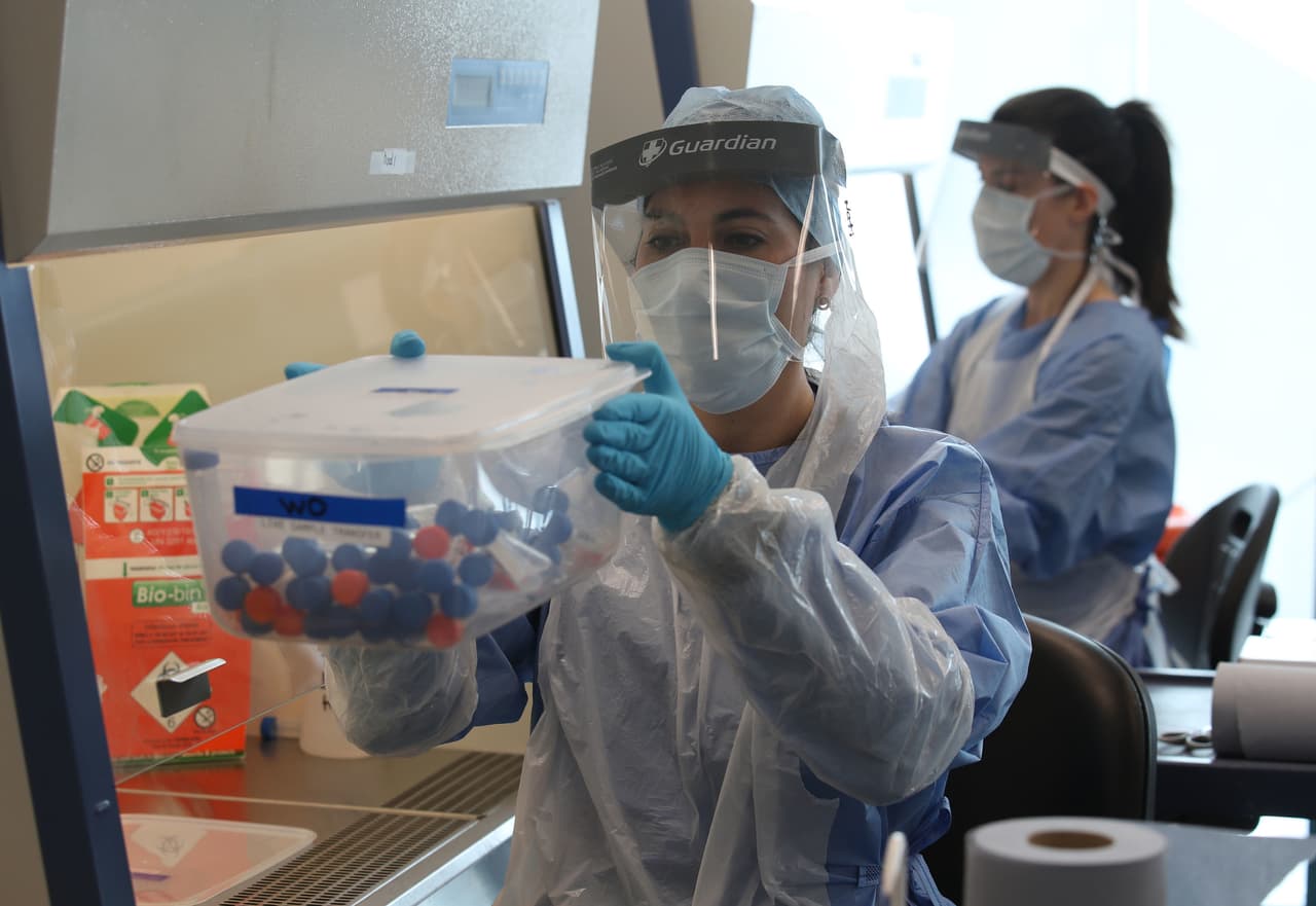 Tiene que haber un aumento de la capacidad de rastreo. Actualmente, Carolina del Norte tiene aproximadamente 250 personas realizando labores de rastreo para conocer la fuente de contagio del virus. Esperan duplicar esta fuerza laboral a 500 personas.