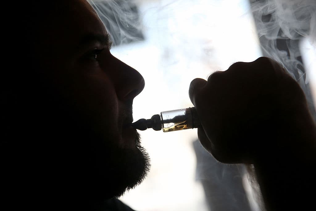 El acetato de vitamina E podría ser el causante de las lesiones pulmonares vinculadas al vapeo, según un estudio