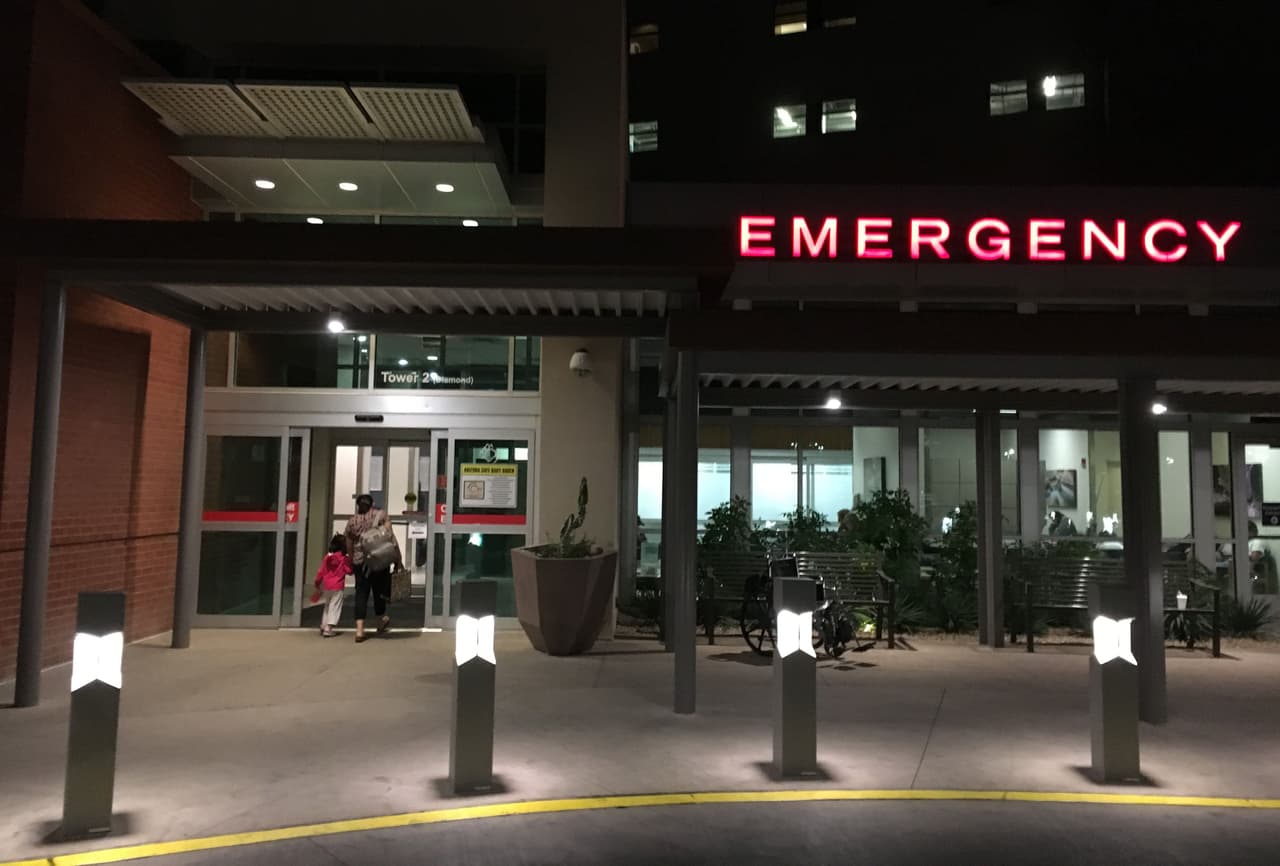 Los sobrevivientes están recibiendo atención médica en Arizona, EEUU. Según reportan las autoridades, cuatro niños están fuera de peligro y uno es reportado en delicado estado de salud. Está fotografía es de la entrada a la emergencia del hospital donde son tratados algunos de los pequeños en la ciudad de Tucson.