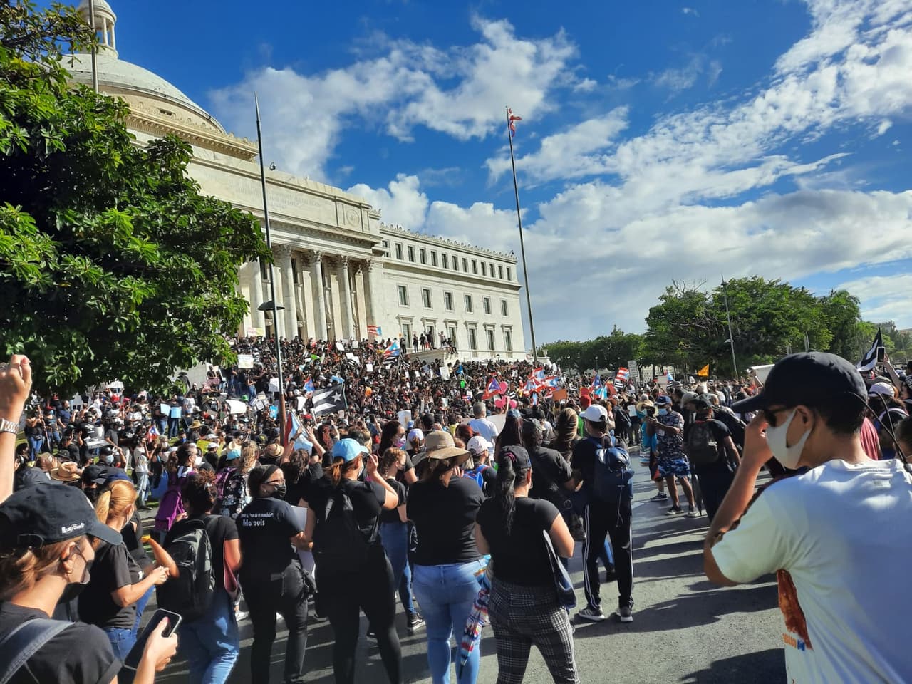 Maestros se manifiestan desde El Capitolio hasta La Fortaleza 