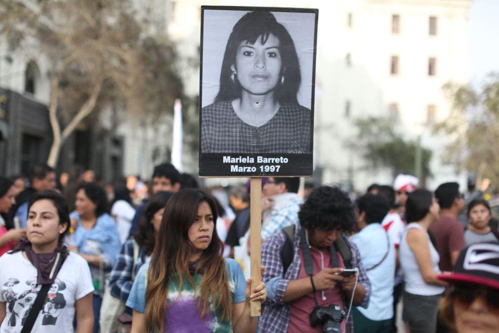 El exmandatario cumplía una sentencia de 25 años de cárcel por el asesinato de 25 personas, entre ellas un niño de ocho años, que fueron ejecutados por un escuadrón clandestino de militares que, según los jueces, actuaron bajo conocimiento de Fujimori.