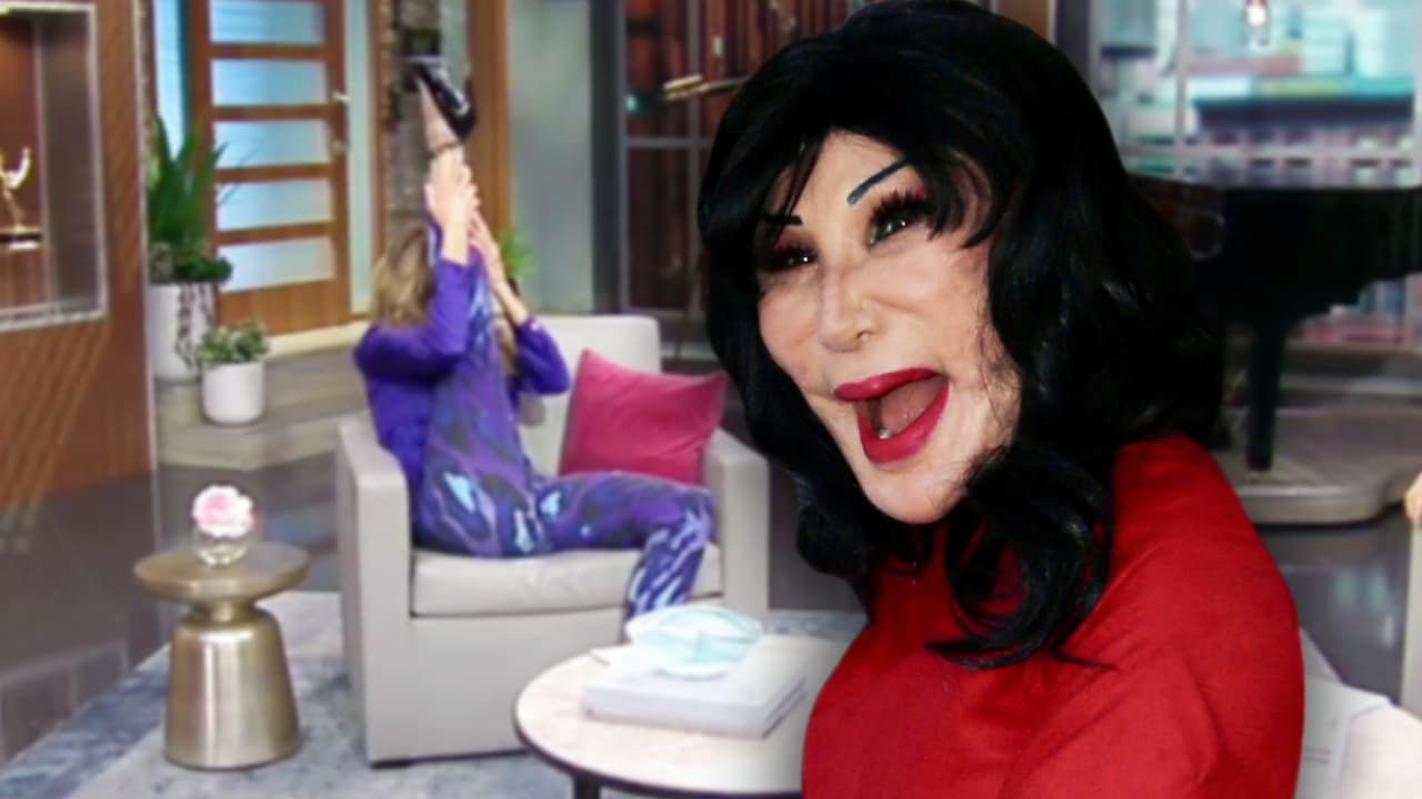 A un lado Lyn May: Lili Estefan demuestra que puede ser tan flexible como ella