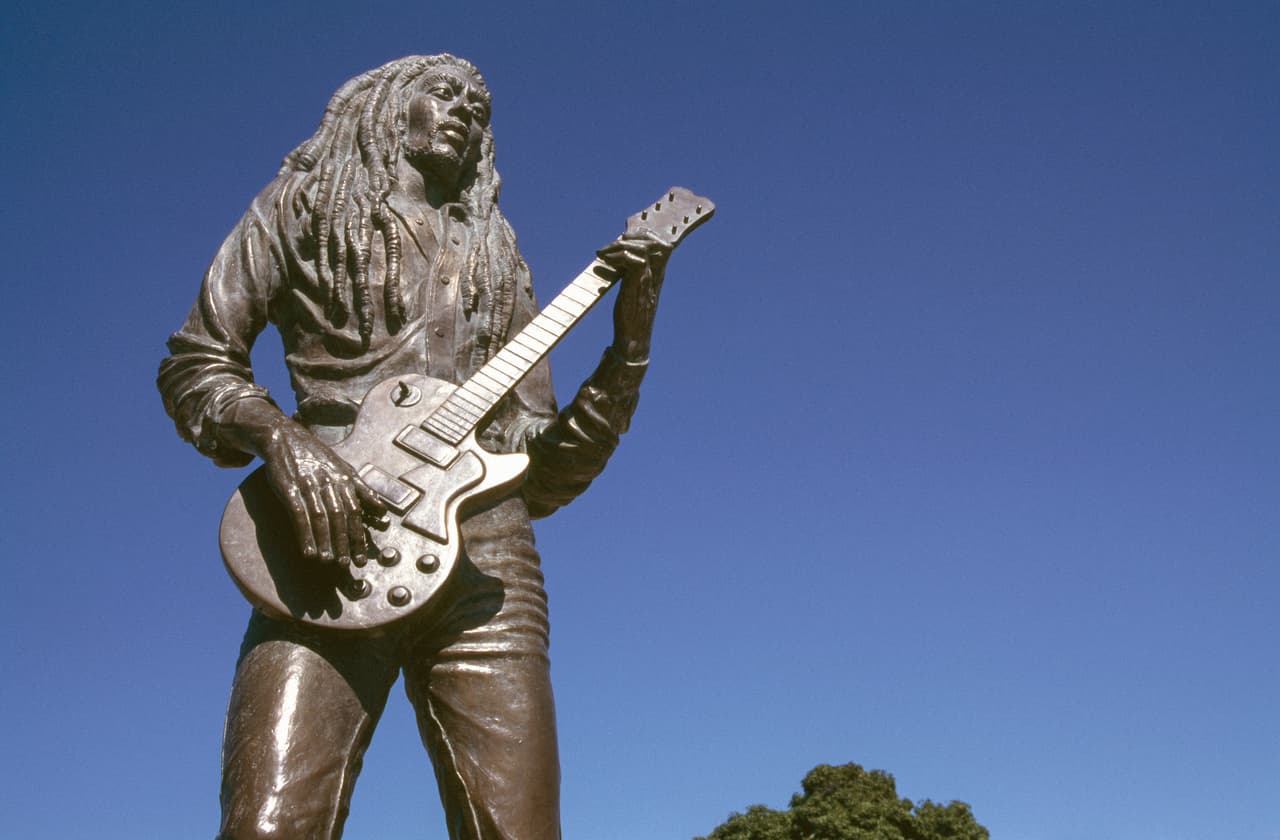 <b>Bob Marley.</b> El músico jamaiquino es considerado uno de los pioneros del reggae, un género musical que impulsó un movimiento por los derechos de los descendientes de africanos en América. Murió en la ciudad de Miami, Florida en 1981. Este monumento se encuentra en la Ciudad de Kingston, Jamaica, donde es considerado un ícono cultural.