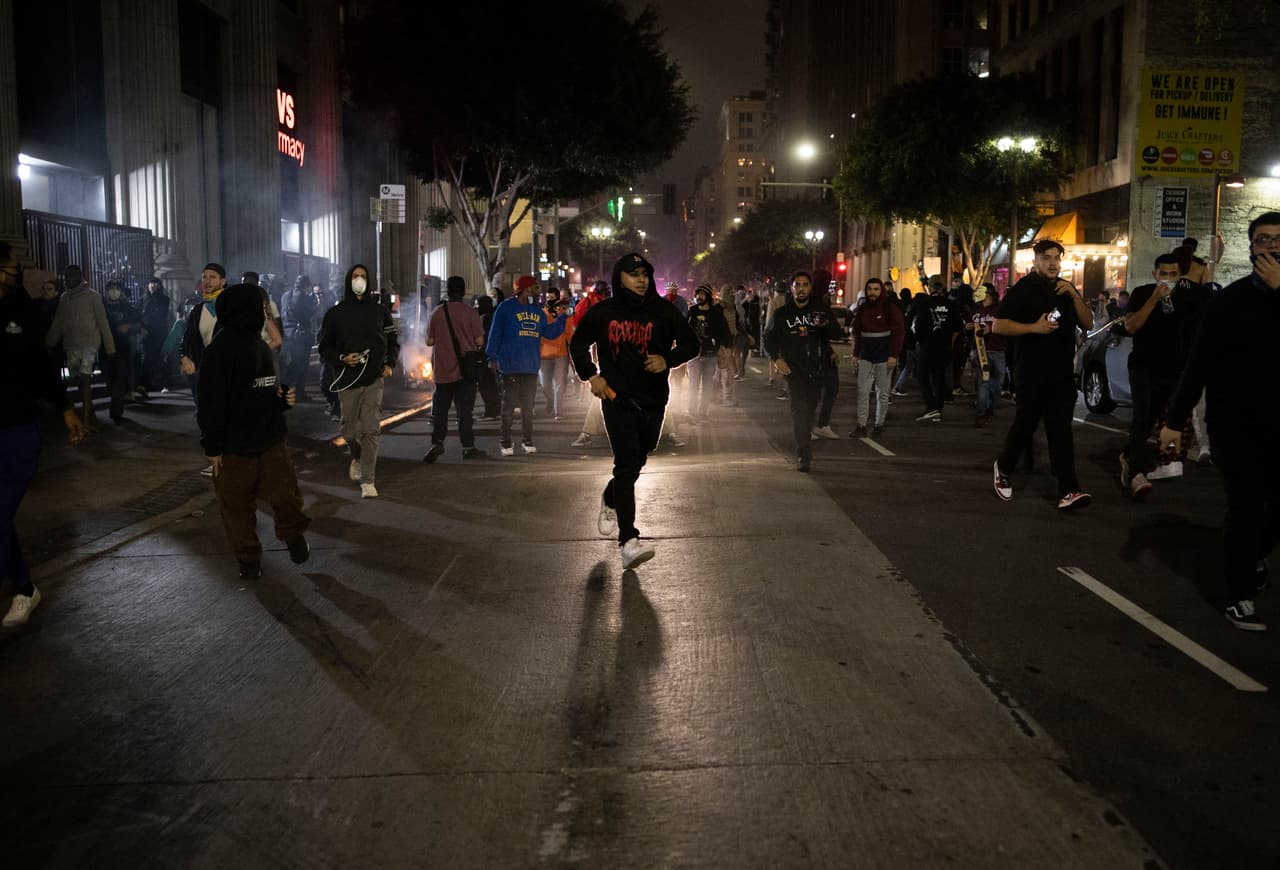 El alcalde de Los Ángeles, Eric Garcetti, envió un comunicado a las 9:59 p.m. llamando a la calma de los protestantes. 
<b>"Yo creo en nuestra ciudad".</b>