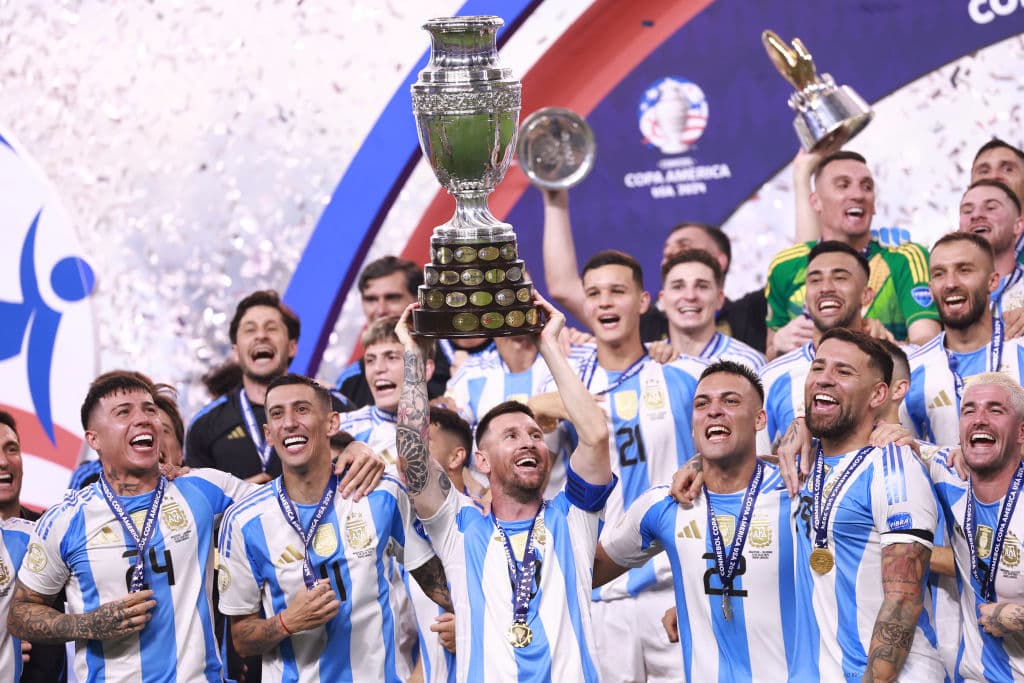 <a href="https://www.tudn.com/futbol/mls/lionel-messi-recibe-homenaje-inter-miami-como-jugador-mas-ganador">Argentina, liderada en el campo por Lionel Messi, levanta la Copa América 2024,</a> en el Hard Rock Stadium de Miami Gardens, Florida, el 15 de julio, tras la victoria sobre Colombia en la final. Marcó el título número 45 de la carrera del 
<i>crack.</i> Jugó por séptima vez el torneo de selecciones más antiguo del mundo y se convirtió, no solo en bicampeón, sino en el jugador con más presencias en la historia de la Copa América, con 39 partidos.