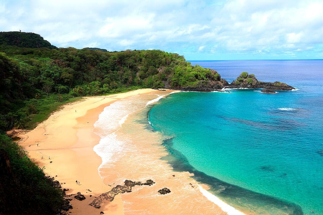<b>Puesto 1:</b> 
<b>Bahía de Sancho (Fernando de Noronha, Brasil)</b> 
<br>
<br>Pasó del puesto 7 al primero por ser hermosa y remota. A ella solo se puede llegar bajando escalones de piedra. Sus majestuosos acantilados dejan sin aliento. Fernando de Noronha es un archipiélago en el Atlántico que pertenece al estado brasileño de Pernambuco, al norte de Brasil.