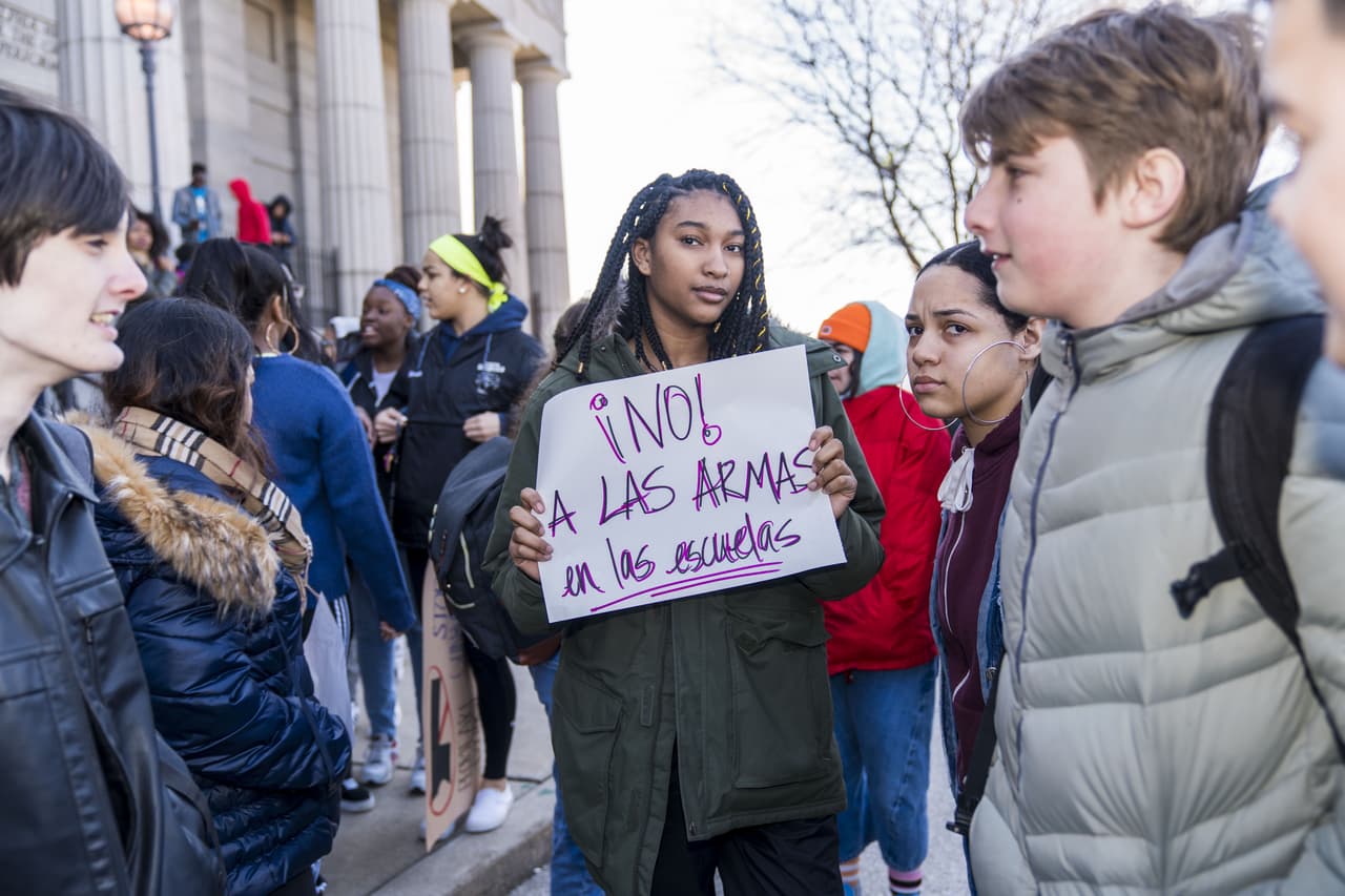 Filadelfia, Pensilvania. “No a las armas” se lee en el cartel escrito en español de una estudiante en la protesta de la Escuela Superior de Artes Creativas y Escénicas de la ciudad.