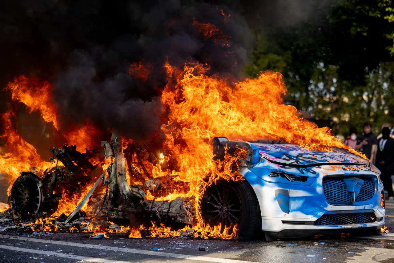 Los Waymo operan en gran parte de Los Ángeles, desde Santa Mónica hasta el centro de la ciudad. Sin embargo, las zonas donde se reportaron las protestas se quedaron sin servicio hasta que se determine que el área es segura para hacerlo de nuevo. 
<br>
<br>
<i>Electrek </i>indicó que 
<b>los vehículos quemados representan un 5% de la flotilla</b> de cerca de 100 vehículos que tiene la compañía en Los Ángeles.