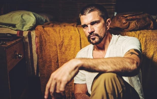 El cantante colombiano Juanes declaró en 2012 que mientras estaba de gira en Suiza, luego de terminar unos conciertos, contemplaba el cielo desde la terraza de su habitación en un hotel cuando vio algo en el cielo.