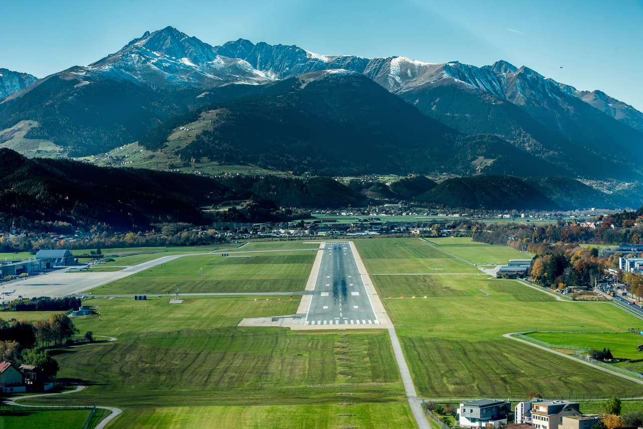 <b>Innsbruck, Austria</b>
<br>
<br>Es el principal aeropuerto de un importante destino turístico de esquí, y verdadero reto para los pilotos. Los aviones deben inclinarse abruptamente sobre un pico de casi 8,000 pies para bajar a un valle donde deben lidiar con la cizalladura del viento proveniente de las montañas. 
<br>
