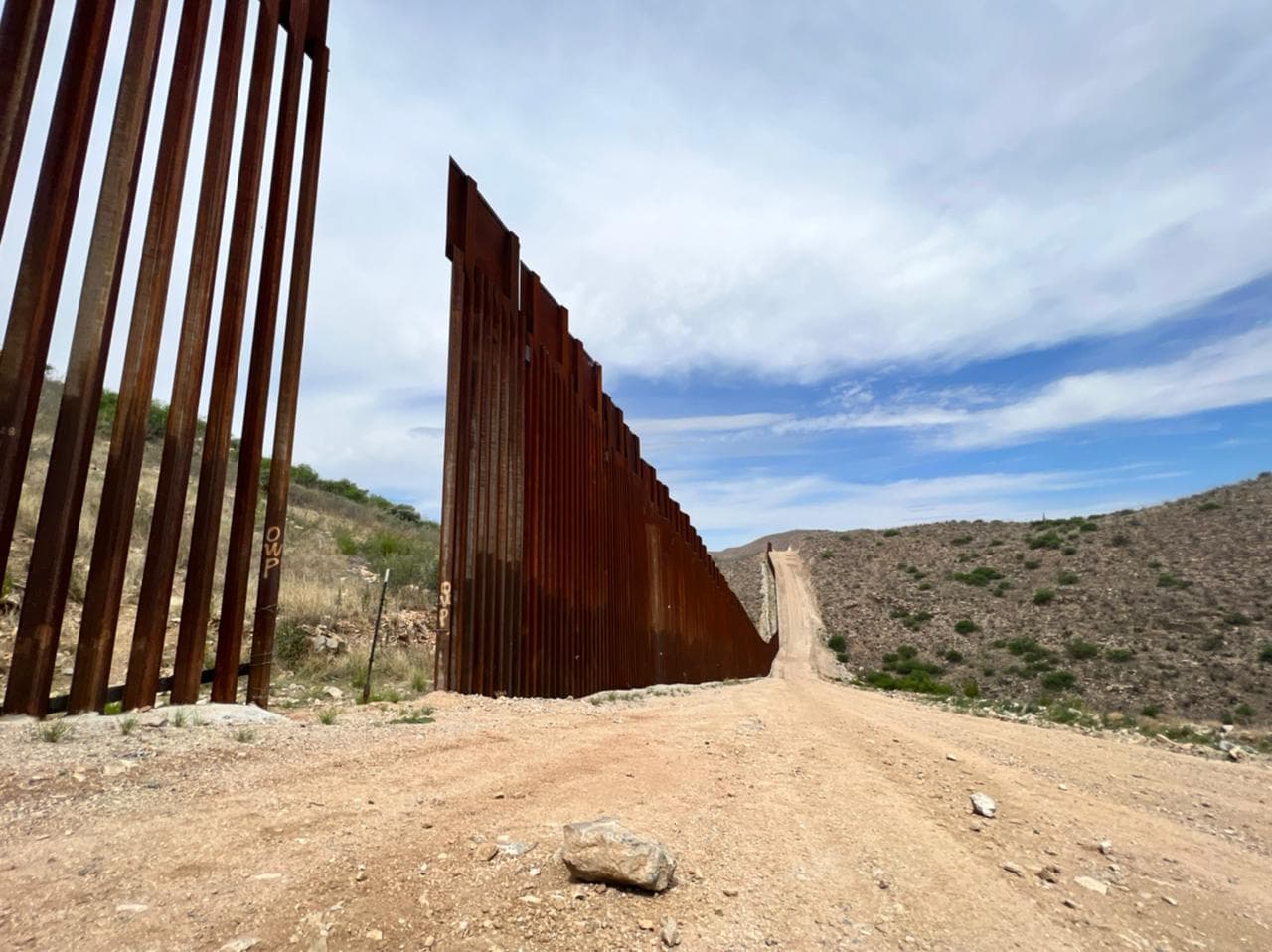El pueblo fronterizo de 
<b>Sásabe</b> se localiza a unos 90 minutos en auto desde Tucson, y el poblado más próximo se localiza a unas 45 millas de distancia.
