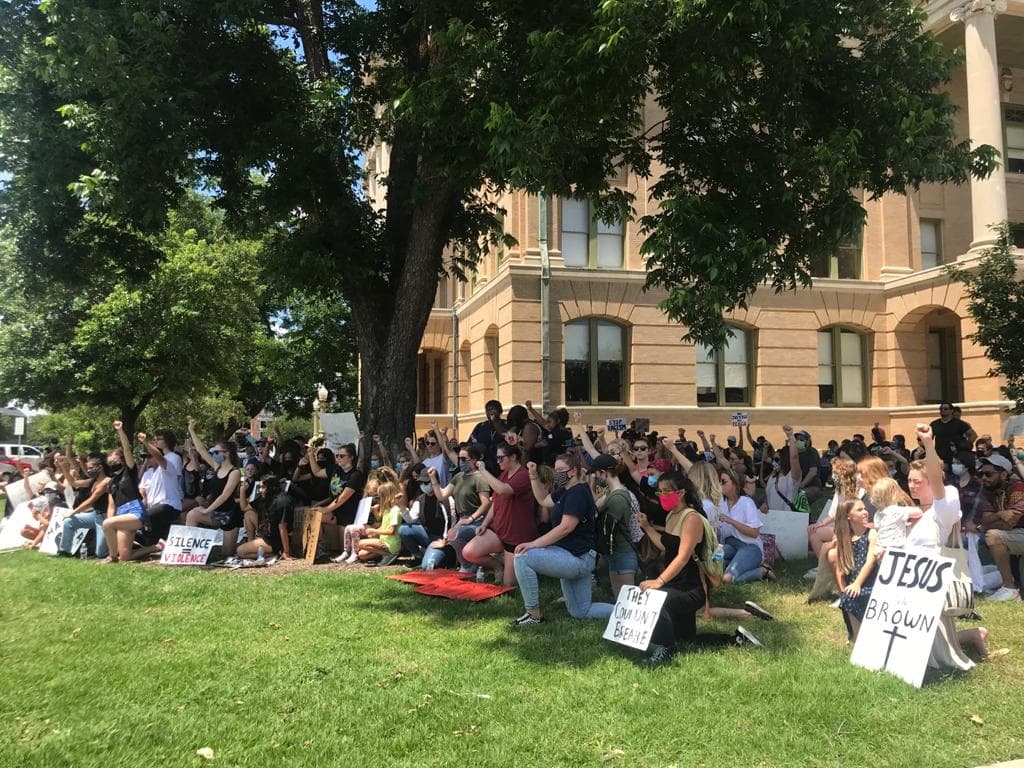 Los manifestantes tomaron un momento para arrodillarse y exigir justicia por George Floyd y otras personas que han muerto injustamente a manos de la policía.