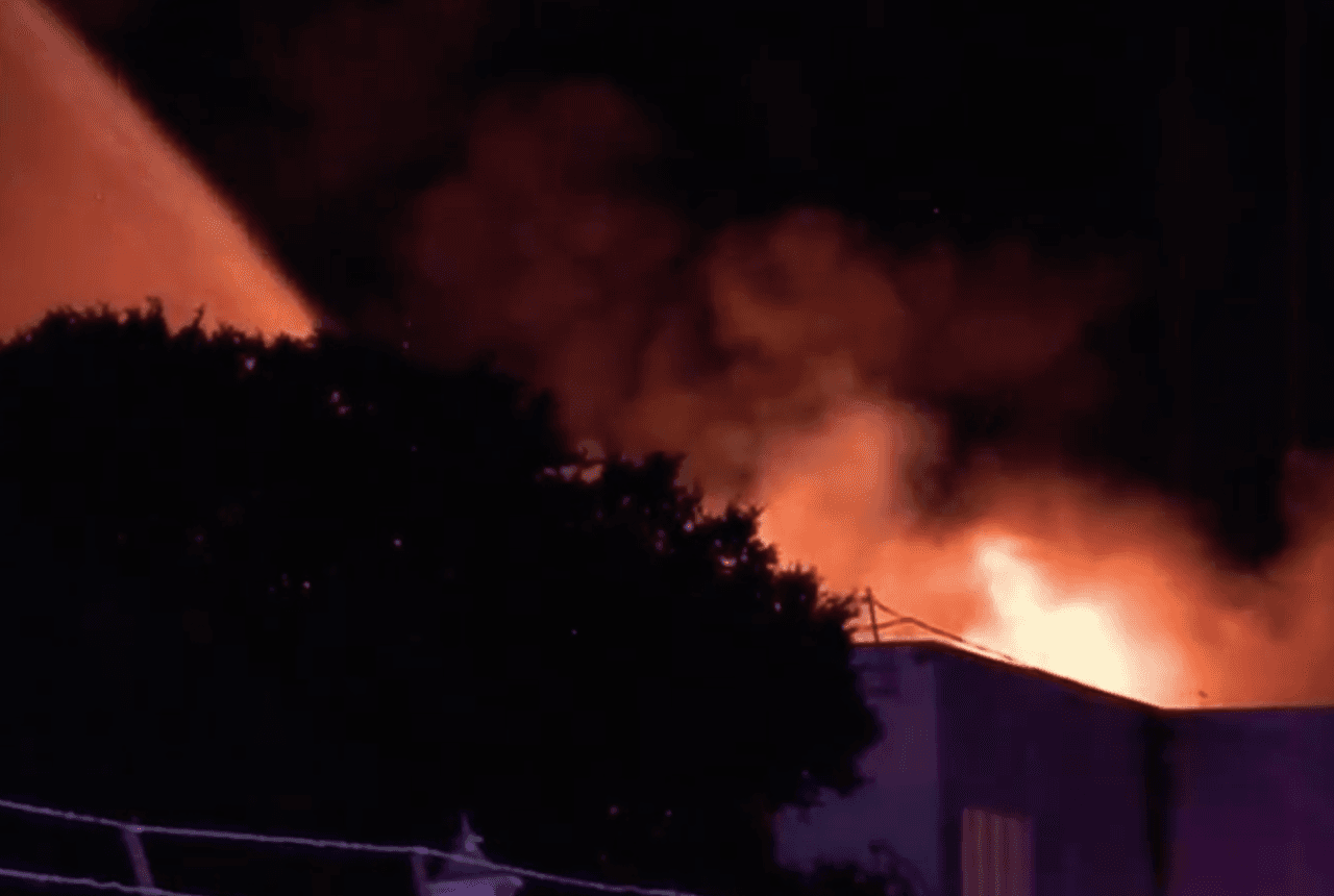 El edificio abandonado en el histórico complejo 
<a target="_blank" href="https://www.sanantonio.gov/historic/scoutsa/HistoricDistricts/LoneStar">Lone Star Brewery</a>, al sur del centro de la ciudad de San Antonio, fue arrasado por las llamas.