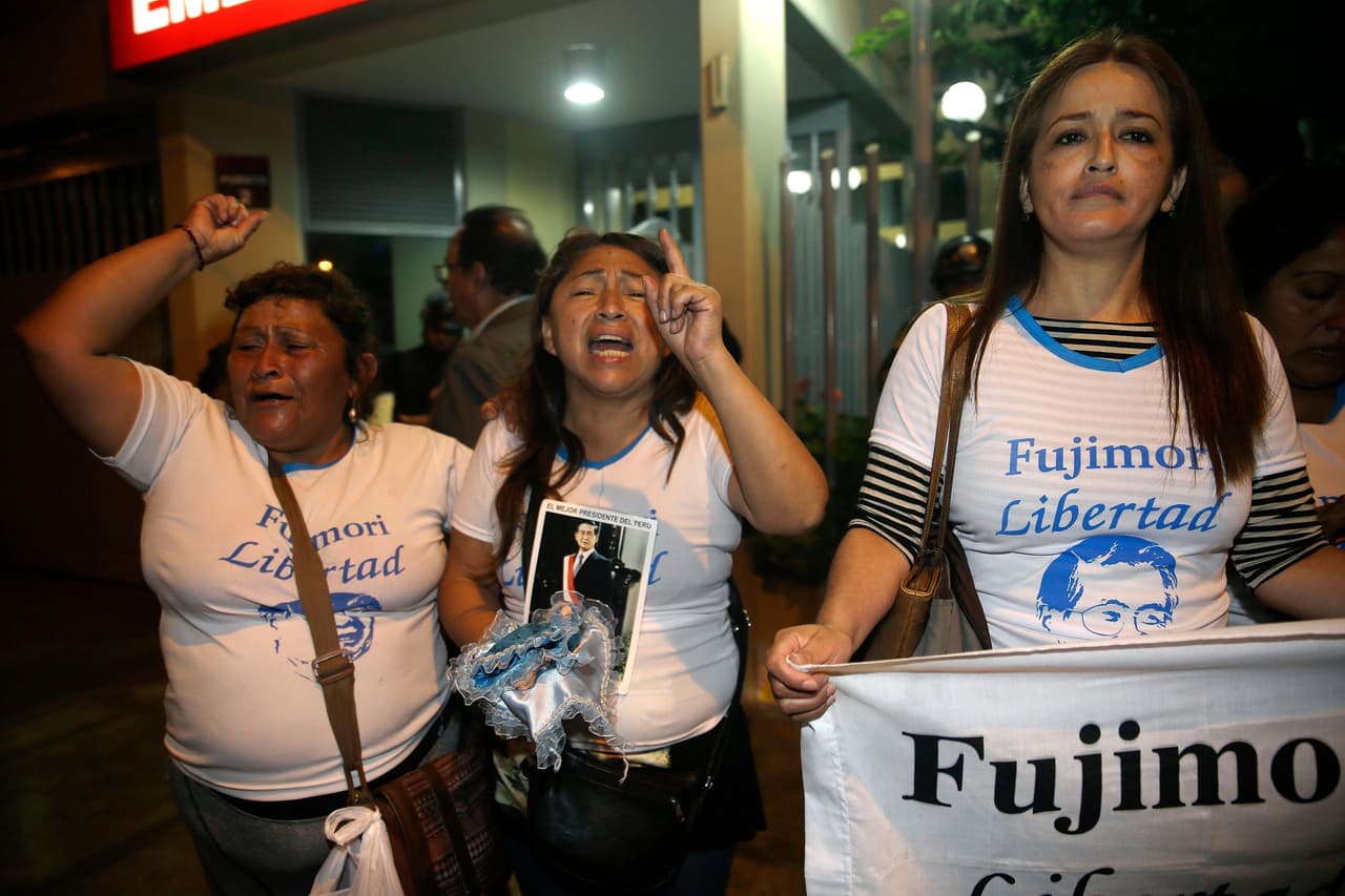 Fujimori fue condenado en 2009 a 25 años de cárcel por la autoría mediata (con dominio del hecho) de dos matanzas perpetradas en 1991 y 1992 por el grupo militar encubierto Colina, con un total de 25 muertos.