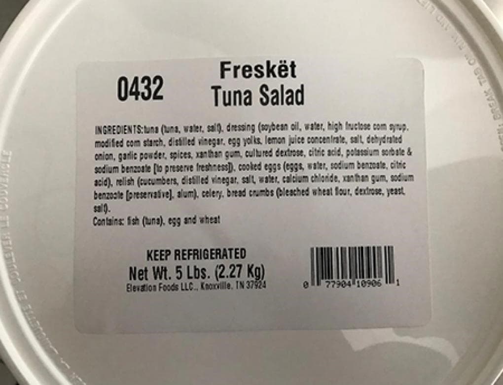Ensalada de atún de la marca Freskët envasada en un recipiente redondo de plástico blanco de 5 libras, Número de lote W1906054, uso antes del 02AUG2019A (impreso en el costado de cada recipiente).