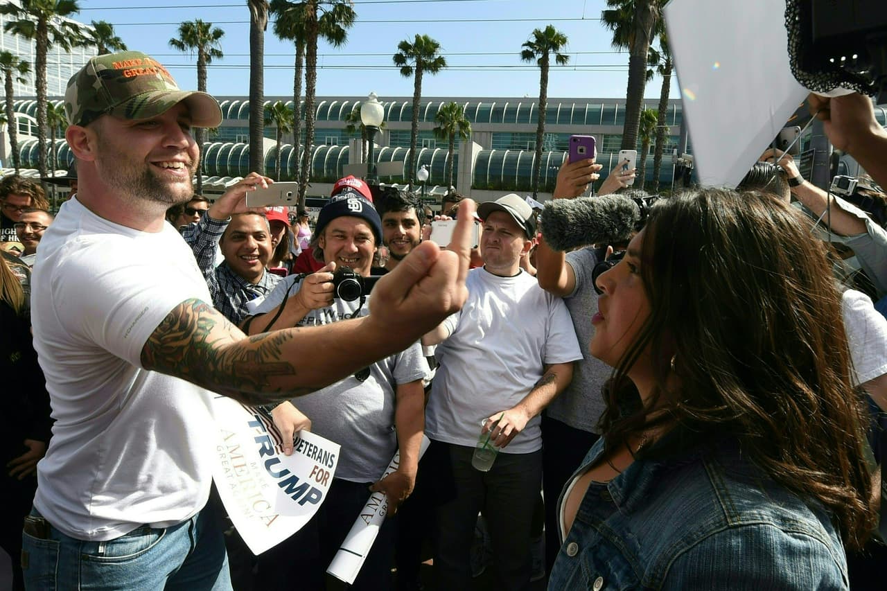 <b>La violencia política. </b>Desde que 
<b><a href="http://www.univision.com/noticias/destino-2016/trump-cancela-evento-de-campana-en-chicago-por-protestas">el 11 de marzo Trump tuviera que suspender por primera vez un acto de campaña en Chicago</a></b> por una protesta en su contra que acabaron con incidentes, la violencia se volvió una constante en la campaña. Se volvió un paisaje habitual ver enfrentamientos entre seguidores y detractores del republicano y ver en sus 
<b><a href="http://www.univision.com/noticias/elecciones-2016/las-ideas-de-donald-trump-que-enfrentaron-a-los-estadounidenses-en-la-campana-fotos">eventos de campaña manifestantes que eran abucheados -y hasta agredidos- por quienes apoyaban a Trump</a></b>. 
<br>