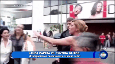 Posteriormente, Zapata increpó a Klitbo en la calle para preguntarle sobre este material, a lo que respondió con una actitud agresiva, según relató la propia Zapata en un video publicado en su cuenta de Twitter.