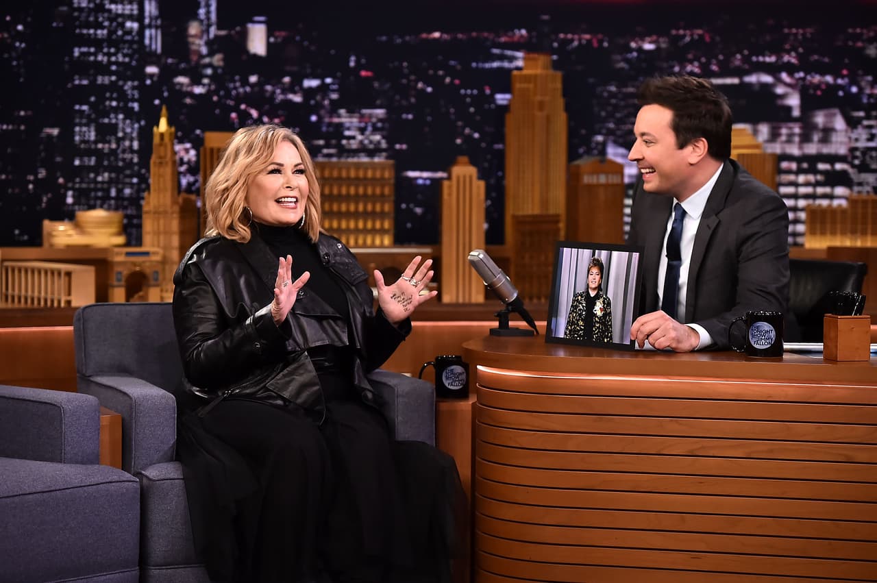 Pese a que insistió en que no trataba de excusar su comportamiento sino explicarlo, repitió que al momento de escribir las infames palabras que le 
<b><a href="https://www.univision.com/entretenimiento/roseanne-barr-envio-el-tuit-racista-pero-todo-su-equipo-de-trabajo-sufre-por-ese-error-fotos">costaron el trabajo</a></b> estaba bajo los efectos de la 
<b><a href="https://www.univision.com/noticias/racismo/roseanne-barr-culpa-a-una-pastilla-para-dormir-por-sus-tuits-y-la-farmaceutica-responde-el-racismo-no-es-un-efecto-secundario">droga Ambien</a></b>
<a href="https://www.univision.com/noticias/racismo/roseanne-barr-culpa-a-una-pastilla-para-dormir-por-sus-tuits-y-la-farmaceutica-responde-el-racismo-no-es-un-efecto-secundario">,</a> cuyo fabricante aclaró que el racismo no era uno de sus efectos secundarios del medicamento que se usa tratar la ansiedad y el insomnio.
