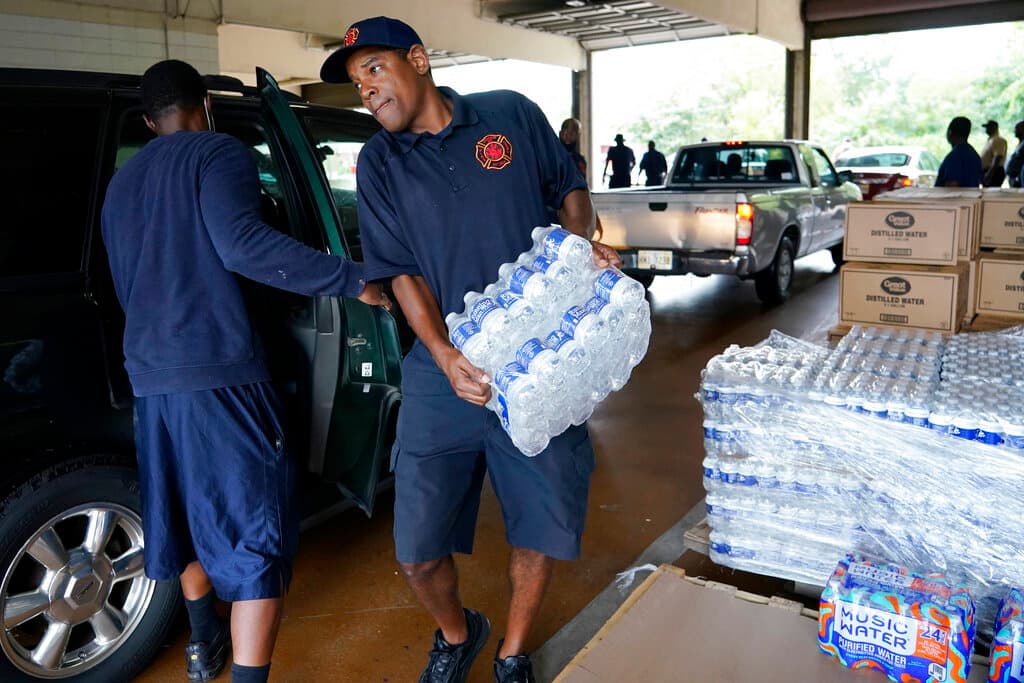 <b>Botellas de agua</b>, por lo menos un galón por persona, por día. Considera suministro para tres días en caso de evacuación y dos semanas en caso para tener en el hogar.