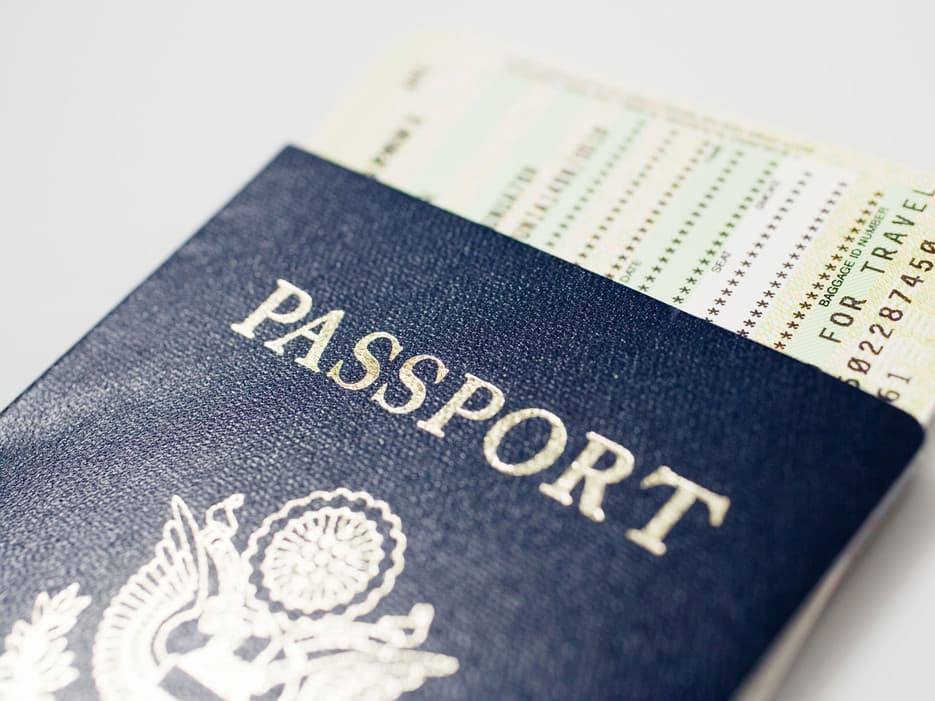 <b>¿Qué documentos necesito para sacar el Real ID de mi niño?</b>
<br>
<br>Para solicitar la tarjeta de identificación de tu hijo, puedes utilizar el pasaporte de EEUU vigente, el acta de nacimiento, acta de naturalización, documentos de adopción, tarjeta de residencia, certificado de naturalización. 
<br>
