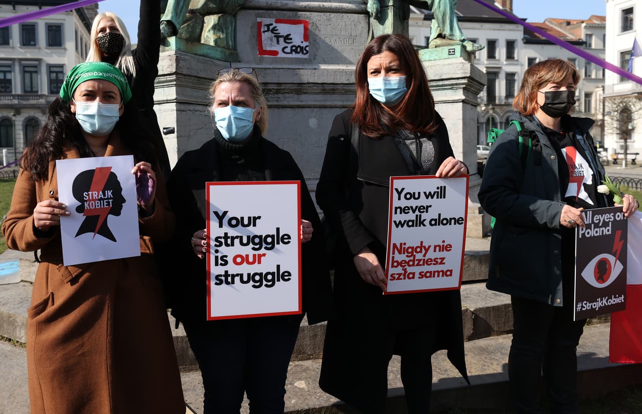 <b>“Nunca caminarás sola”</b> y 
<b>“tu lucha es nuestra lucha”</b>, mensajes vistos en la manifestación de Bruselas, Bélgica.