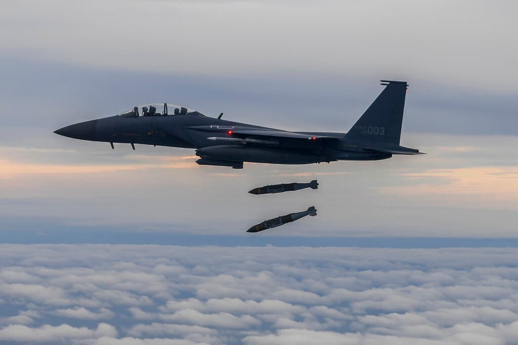 En esta foto de archivo, un avión de combate F15K de la Fuerza Aérea de Corea del Sur dispara 2 bombas JDAM (Munición Conjunta de Ataque Directo) el 4 de octubre de 2022.