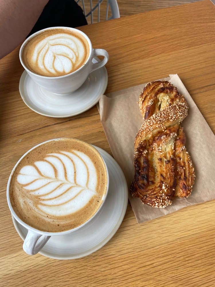 <b>Kula coffee co</b>
<br>Dirección: 3423 Piedmont Rd NE Atlanta, GA 30305
<br>Teléfono: (404) 445-4559
<br>Sitio web: 
<a href="http://www.kulacoffeeco.com">http://www.kulacoffeeco.com</a> 
<br>
<a href="https://www.yelp.com/map/kula-coffee-co-atlanta-5"><b>Cómo llegar</b></a>
<br>
<br>
<br>Una usuaria de Yelp dijo: “¡No esperaba que este café fuera tan increíble! No era demasiado dulce y sabía rico y estaba recién hecho. Tenían un menú de tamaño decente y también podías comprar algunos de los pasteles en la ventana. El barista también preparó mi café bastante rápido”.