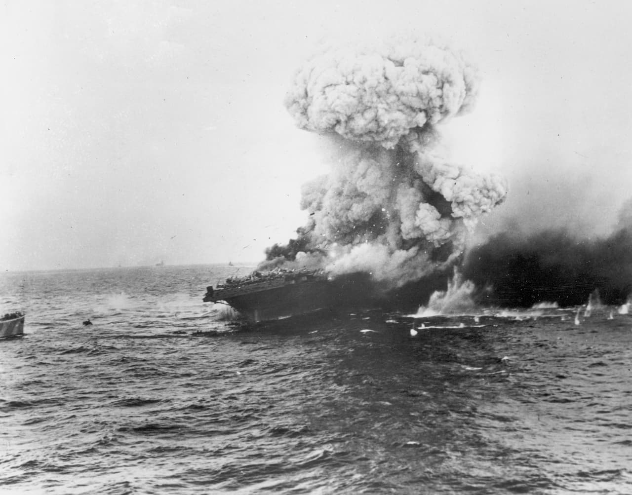 El USS Lexinton al momento del bombardeo. "Aunque el Lexington se perdió en la ‘Batalla del Mar de Coral’, los valientes esfuerzos de sus hombres paralizaron a los portaaviones de la flota imperial japonesa Shōkaku y Zuikaku, que al no poder participar en la batalla de Midway prepararon el escenario para una victoria aliada que dio un giro en el control por el Pacífico”, se 
<a href="https://www.facebook.com/pacific.command/posts/10157535345662588">lee en el anuncio del Comando del Pacífico de la armada estadounidense.</a>