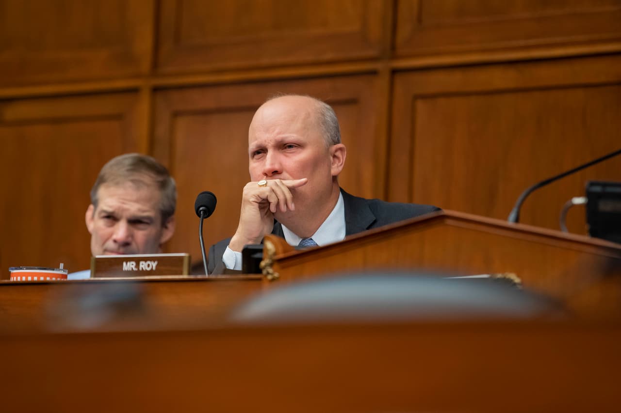 El congresista 
<b>Chip Roy</b>, que abarca regiones del norte de San Antonio y el este de Austin, opin´ó: "Tengo muchos puntos de vista sobre la elección y las muchas demandas y las decisiones de las cortes y las he compartido de forma apropiada. No caeré en el juego mediático de solo responder a sus temas cuando ellos quieren". Roy fue uno de los congresistas texanos que se negó a apoyar la demanda de la fiscalía de Texas ante la Corte Suprema que habría invalidado 10.4 millones de votos en Georgia, Michigan, Wisconsin y Pennsylvania. 
<br>