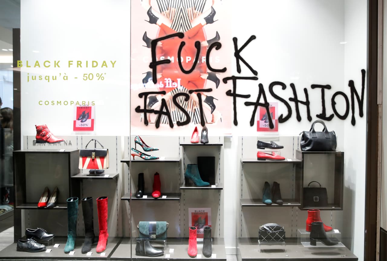 "Que se joda la moda rápida", leía un eslogan en una vitrina del centro comercial donde se manifestaban activistas de 
<i>Youth for Climate</i> en Puteaux, Francia. Esto en referencia a las tiendas que venden ropa que habitualmente es desechada rápidamente a medida que cambian las tendencias de la industria.