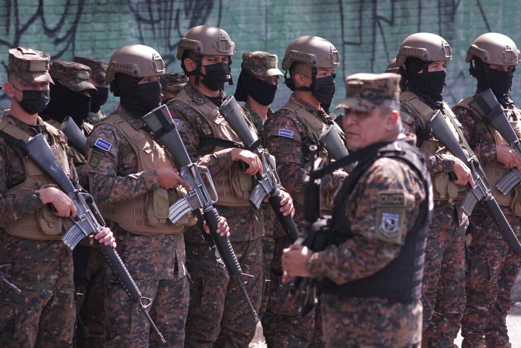 “8,500 soldados y 1,500 agentes han rodeado la ciudad, mientras los equipos de extracción de la policía y el ejército se encargan de sacar uno a uno a todos los pandilleros que aún se encuentran ahí”, agregó Bukele. Este tipo de acciones contra las pandillas ha sido criticado por organizaciones de defensa de derechos humanos.