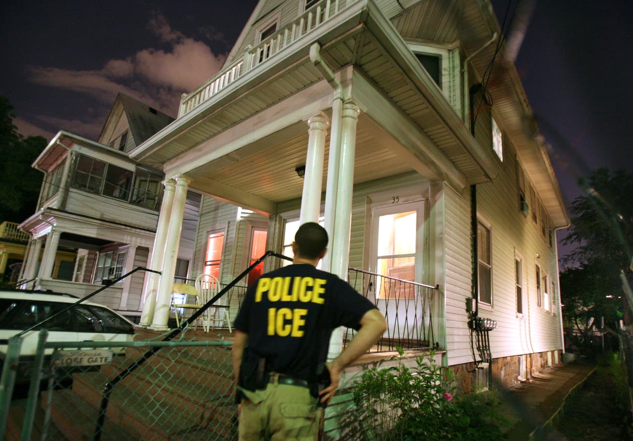 “Policía, abra la puerta”, uno de los trucos usados por ICE durante redadas de inmigración 