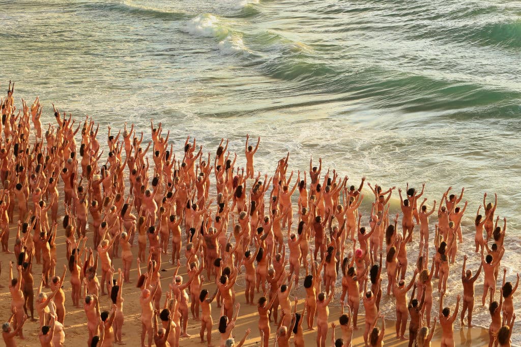 El célebre punto de surf se convirtió en playa nudista cuando unos 2,500 voluntarios se quitaron la ropa al amanecer y 
<a href="https://www.univision.com/noticias/mundo/fotos-spencer-tunik-desnudos-fotos">posaron para el artista fotográfico Spencer Tunick</a>.